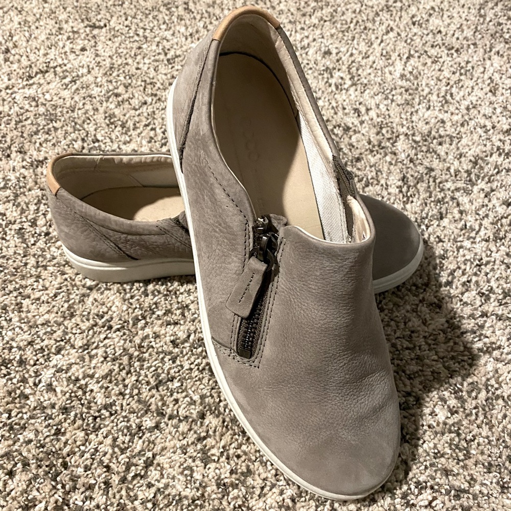 Women’s Ecco short bootie, like new condition.